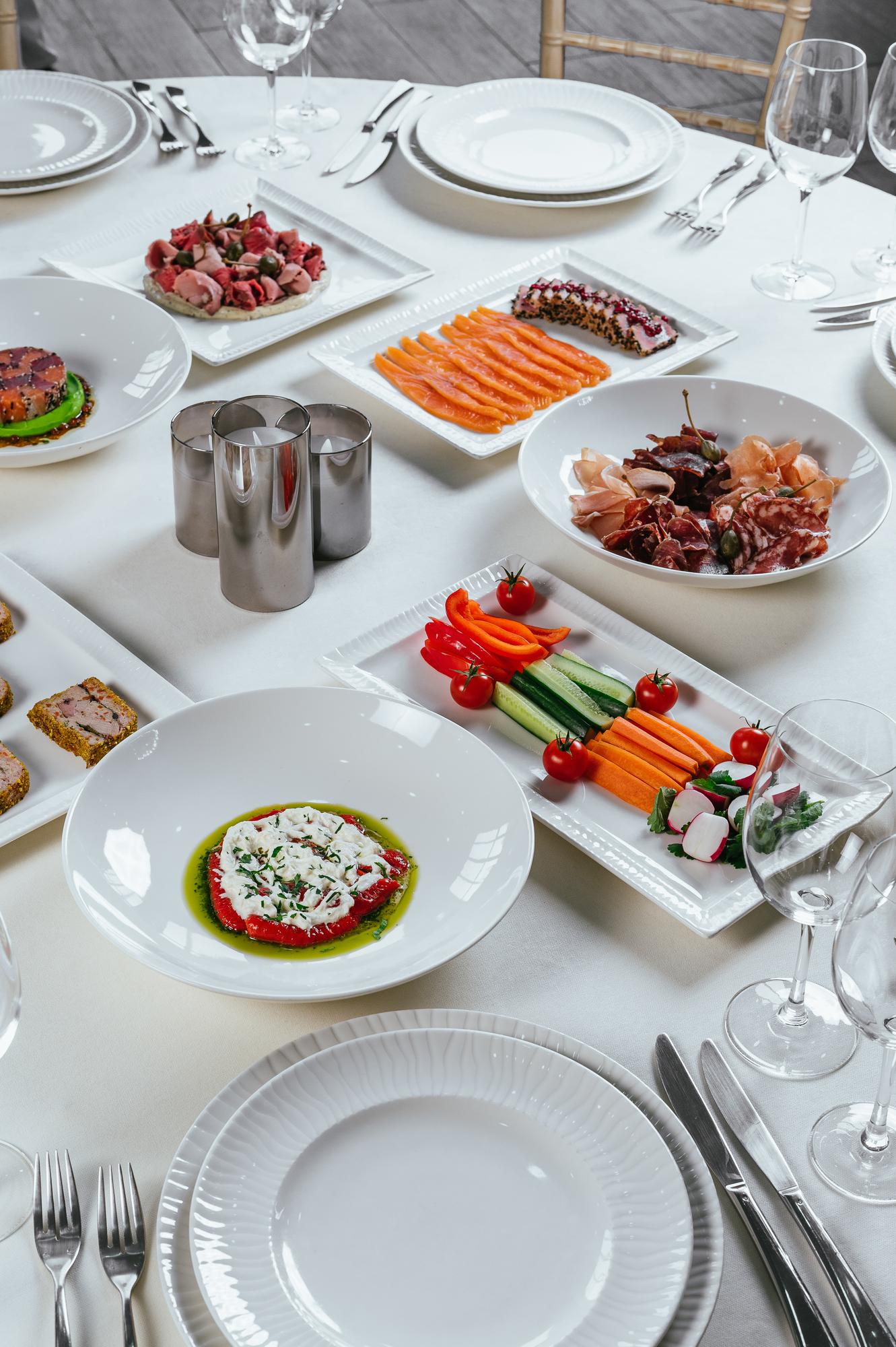 Stół z przygotowanymi degustacyjnymi porcjami